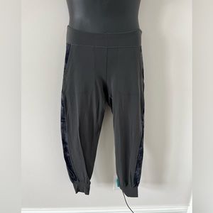 Lululemon grey and patterned side Capri jogger women’s size 10